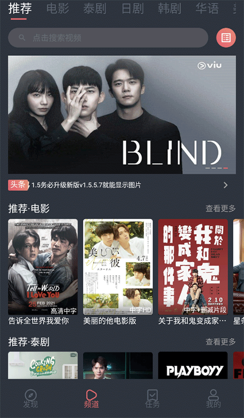 玻璃花瓶中郁金香与光影的壁纸